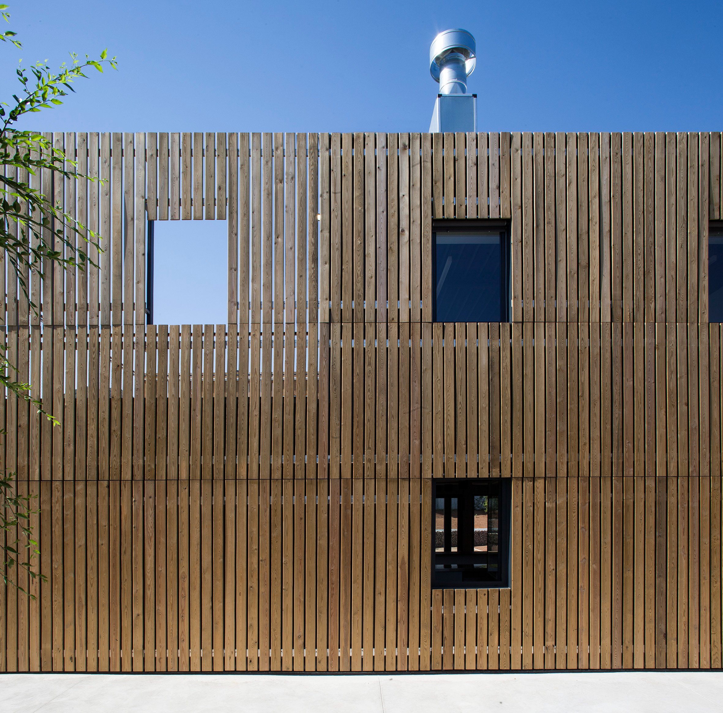 Centro Juvenil Sputnik con sistema de fachada ADDWind con revestimiento de madera. Foto: Jordi Canosa.