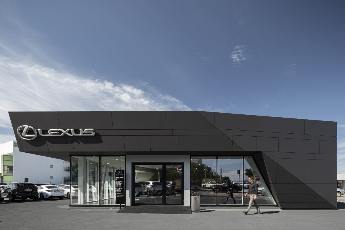 Concessionnaire Lexus de Faro avec la façade ventilée ARK Wall d'Isopan